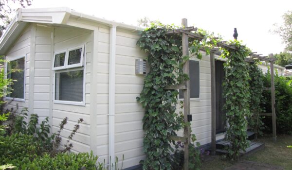 Sfeervol en onderhoudsarm chalet te koop op Parkcamping 't Ravenest met ecologische tuin en overkapping