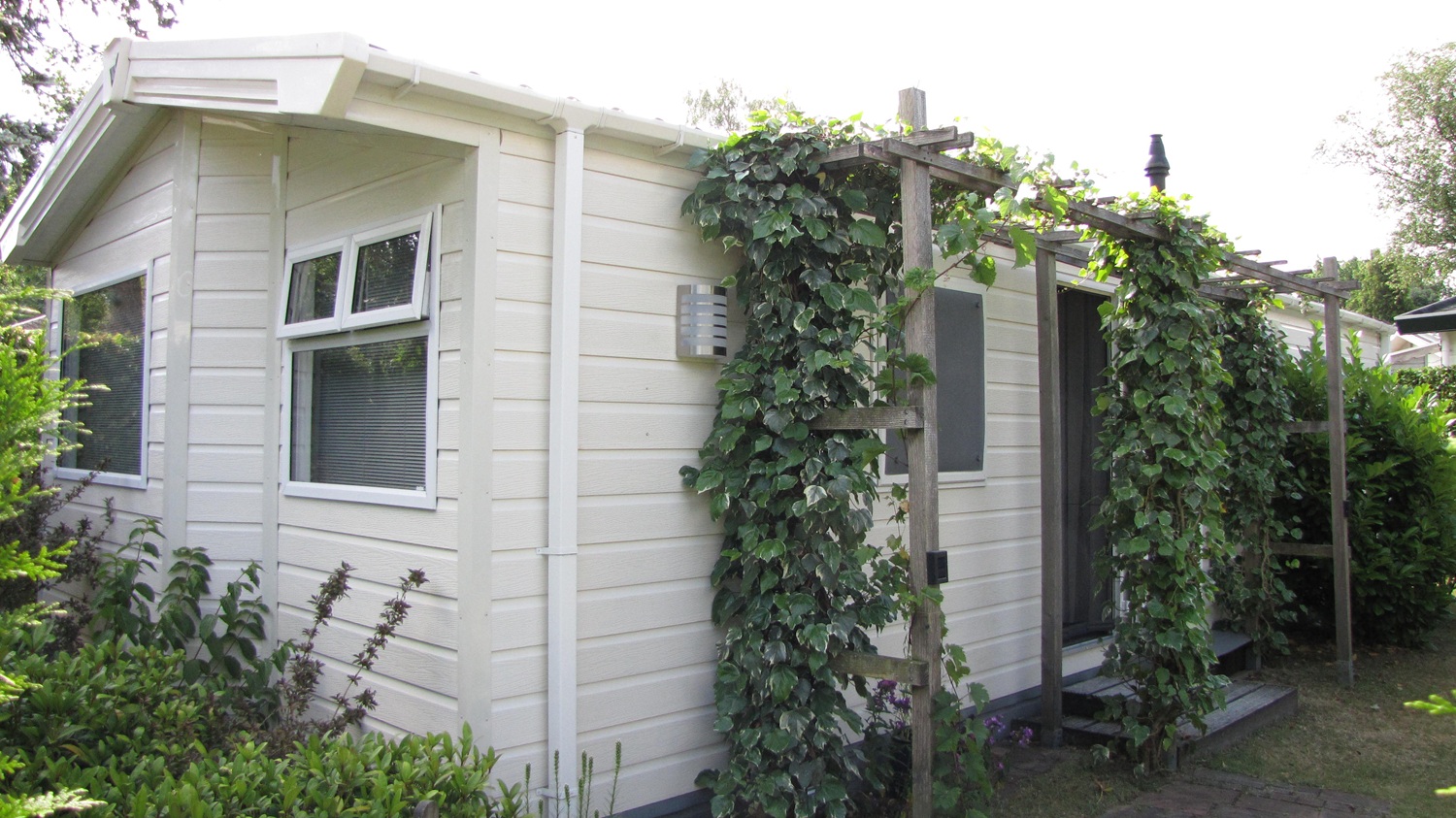 Sfeervol en onderhoudsarm chalet te koop op Parkcamping 't Ravenest met ecologische tuin en overkapping